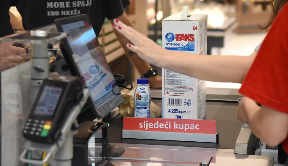 RIJEKA,24.07. 2025. RIJEKAKANTRIDA OTVARANJE NOVI MARKET TOMMY ILUSTRACIJA TRGOVINA POTROSACKA KOSARICA KUPAC KUPCI MALOPRODAJA CIJENA CIJENE PREHRANA KUPOVINA POSKUPLJENJE HRANA TRGOVACKI LANAC PDV POREZ KUCNE POTREPSTINE...AKCIJA SNIZENJE...NA FOTO: KASA BLAGAJNA BLAGAJNICASNIMIO SERGEJ DRECHSLER