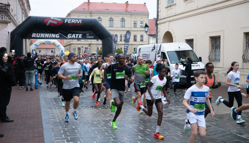 Osijek, 10. 4. 2026., Osječki Ferivi plumaraton - Jel trči&scaron; lega? utrka građana; jel trči&scaron; lega; osječki ferivi polumaraton; natjecatelj; start; trčanje; utrka; sport