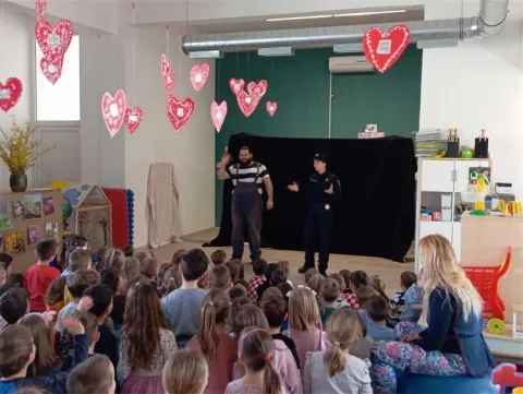 U sklopu lokalnih preventivnih projekata "Sigurnost u cestovnom prometu" i "Biciklirajmo, biciklističkom", policijski službenici za poslove prevencije Ureda načelnika, Policijske uprave osječko-baranjske proveli su edukativna predavanja u osnovnim i srednjim &scaron;kolama, te u vrtićima djeci pred&scaron;kolskog uzrasta.