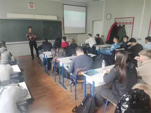 U sklopu lokalnih preventivnih projekata "Sigurnost u cestovnom prometu" i "Biciklirajmo, biciklističkom", policijski službenici za poslove prevencije Ureda načelnika, Policijske uprave osječko-baranjske proveli su edukativna predavanja u osnovnim i srednjim &scaron;kolama, te u vrtićima djeci pred&scaron;kolskog uzrasta.