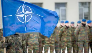 A German soldier hoists the Nato flag to greet the German minister of defence Ursula von der Leyen (CDU) and the president of Lithuania Dalia Grybauskaite (l) in Rukla, Lithuania, 07 February 2017. The soldiers are part of the multinational Lithuanian battle group. The German army is leading Nato exercises in the Baltic country as part of a deterrence operation directed against Russia. Lithuania, Estonia, Latvia and Poland feel threatened by their larger neighbour to the east. Photo: Kay Nietfeld/dpa /DPA/PIXSELL------kolor 2x novosti