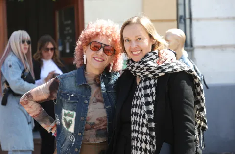 Osijek, 11. 04. 2026., Sunčana ulica, Sunčani pop-up, pop-rock ekipa 1- nastup, dizajnerice, secon hand shop, Željka Fuderer Levak- Elastichna; Ivona Mene&scaron; LevakSNIMIO BRUNO JOBST