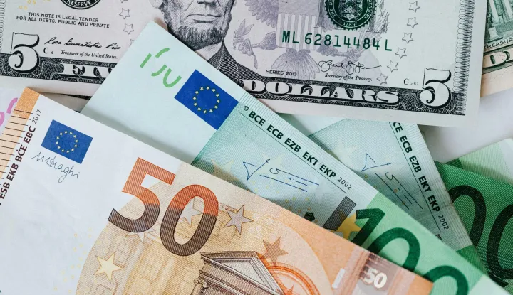 novac dolar i euro, dolar i euro