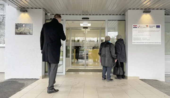 Osijek, 02. 12. 2022, HZZO, HMZO, otvorenje obnovljenje zgrade, pozdravni govor - Ivan Serdar-ravnatelj HZMO, Lucijan Vukelic - ravnatelj HZZO, Dragan Vulin, Ivan Anusic, Natasa Tramiscak, blagoslov prostora - Nadbiskup djakovacko-osjecki mons. Djuro Hranic, obilazak zgradeSNIMIO BRUNO JOBST