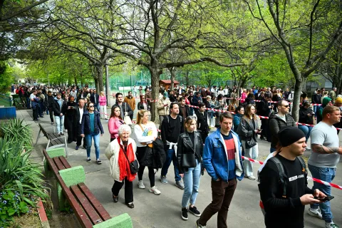 People wait in queue to vote outside a polling station during the Hungarian parliamentary election in Budapest, Hungary, April 12, 2026. REUTERS/Elisabeth Mandl Photo: ELISABETH MANDL/REUTERS