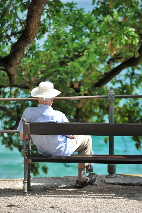 OPATIJA, 16.06.2010 /TURIZAM, TURISTI, LJETOVANJE, GOSTI, MORE, ODMOR, CHILLOUT, SOLO GU&Scaron;TANJE, KLUPA, PENZIONERI, /SNIMIO: SANDRO RUBINIĆ