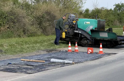 Osijek, 10. 04. 2026., S cesta, S prometnica, krpanje, popravak kolnika, potez od Portanove do Gospodarskog centra, radovi, prometuje se jednim trakom uz semafor SNIMIO BRUNO JOBST