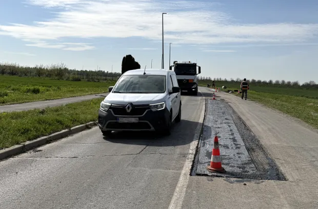 Osijek, 10. 04. 2026., S cesta, S prometnica, krpanje, popravak kolnika, potez od Portanove do Gospodarskog centra, radovi, prometuje se jednim trakom uz semafor SNIMIO BRUNO JOBST