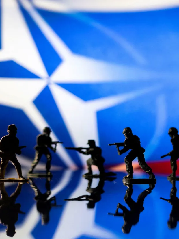 MAGAZIN NATO OTANToy soldiers in front of the NATO logo and Russian flag colours. The military alliance turns 75 on 4 April 2024. &copy; REUTERS - DADO RUVIC