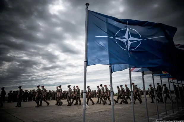 Emmanuel MACRON Emmanuel MACRON et Klaus Iohannis, le president Roumain, on passe en revue les troupes et soldats de l'Operation Aigle sur la base OTAN Mihail Kogalniceanu, Roumanie. 15 Juin 2022. Emmanuel MACRON Emmanuel MACRON and Klaus Iohannis, the Romanian president, review the troops and soldiers of Operation Eagle on the NATO base Mihail Kogalniceanu, Romania. June 15, 2022. Photo by Nicolas Messyasz/Pool/ABACAPRESS.COM Photo: Messyasz Nicolas/Pool/ABACA/ABACA