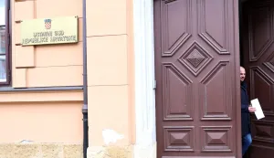 27.10.2025., Zagreb - Klubovi zastupnika SDP-a i Mozemo! podnijeli su zahtjev Ustavnom sudu za ocjenu suglasnosti Zakona o energiji i Zakona o izvlastenju nekretnina i odredjivanju naknade s Ustavom, kojima se omogucuje oduzimanje zemlje malim poljoprivrednicima u korist privatnih investitora za solarne elektrane. Zahtjev je predao predsjednik SDP-a Sinisa Hajdas Doncic i Ursa Raukar-Gamulin u prisustvu gradonacelnice Grada Zaboka Valentine Djurek s predstavnicima gradjana od kojih se medijma obratila Silvija Kusan. Photo: Sanjin Strukic/PIXSELL