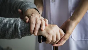 Closeup of a support handsDomovima za starije vi&scaron;e proračunskognovca, ali pojeftinjenja - nemadom umirovljenik skrb freepik