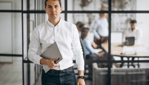 Business man owner of the company in the officeposao zaposlenje uprava zarada it sektor radno mjesto manager uspje&scaron;ni mladi ljudi ilustracijafreepik