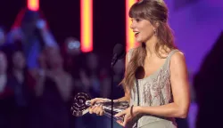 HOLLYWOOD, CALIFORNIA - MARCH 26: Taylor Swift accepts the Pop Album of the Year award onstage during the 2026 iHeartRadio Music Awards at Dolby Theatre on March 26, 2026 in Hollywood, California. Monica Schipper/Getty Images/AFP (Photo by Monica Schipper/GETTY IMAGES NORTH AMERICA/Getty Images via AFP)