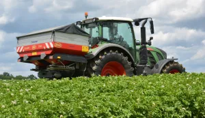 16.06.2016., Garesnica, Kaniska Iva - Pripremni radovi obrade zemlje za sadnju ili sjetvu povrtnica (crvenog luka, cesnjaka, krumpira) ukljucuju oranje, usitnjavanje (drljanje i tanjuranje), formiranje gredica, sijanje i prihranu (gnojidba). Na slici, prihrana. "nPhoto: Damir Spehar/PIXSELL         