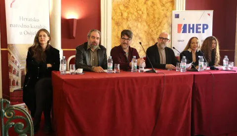 Osijek, 15. 04. 2026, Hrvatsko narodno kazali&scaron;te u Osijeku, HNK. Press konferen uoči premijere: Koulumne zaboravljene djece. Anđela Kusić,redatelj Enes Vejzović, Du&scaron;ko Modrinić, Vladimri Ham, Sandra Lončarić i Marita Ćopo.snimio GOJKO MITIĆ