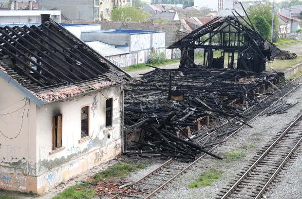 Osijek, 15. 04. 2026., Donji grad, HŽ, skladi&scaron;te, požar, zgari&scaron;te SNIMIO BRUNO JOBST