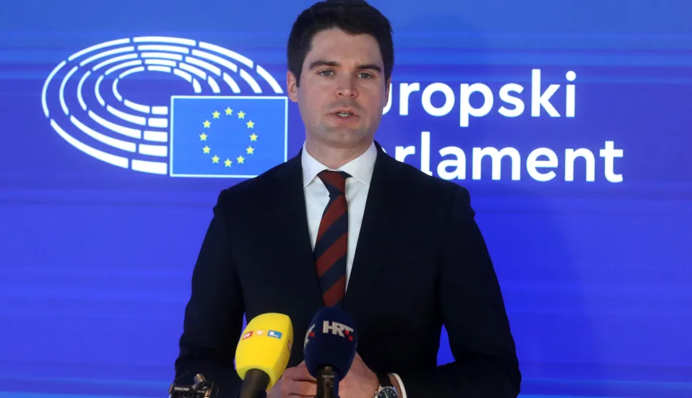 Zagreb, 18.02.2026 - Konferencija za medije na kojoj je su predstavljeni zaključci radnog posjeta izaslanstva Europskog parlamenta za Mehanizam za oporavak i otpornost Hrvatskoj. Na fotografiji voditelj parlamentarnog izaslanstva zastupnik Karlo Ressler (HDZ, EPP).foto HINA/ Denis CERIĆ /dc