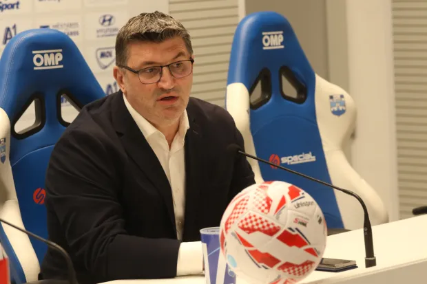 Osijek, 24. 02. 2026, Opus Arena, Press konferencija NK Osijek, predstavljanje novog trenera, Tomislava Radotića. Mario Mihić, Tomislav Radotić, Alen Petrović.snimio GOJKO MITIĆ