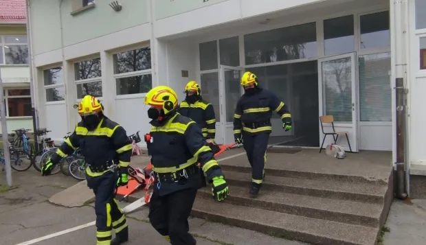 Spa&scaron;avanje učenika iz &scaron;kole 