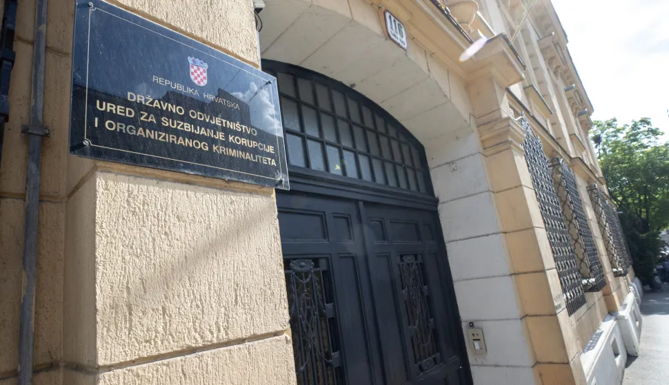 Zagreb, 30.04.2025 - Pripadnici policije u policijskom kombiju privode osumnjičene u USKOK, u slučaju Hipodrom. Na slici zgrada, ulaz, vrata, ploča, tabla, USKOK.foto HINA/ Damir SENČAR/ ds