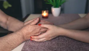 Old and young female hands are holding, elderly care and respect, close-up.starija osoba umirovljenik obitelj zdravlje skrb briga ruke ilustracija freepik