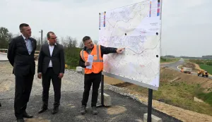 Vukovar, 16.04.2026. - Predsjednik Domovinskog pokreta i potpredsjednik Hrvatskoga sabora Ivan Penava, s predstavnicima Hrvatskih cesta obi&scaron;ao je vi&scaron;e infrastrukturnih projekata na području Vukovarsko-srijemske županije. Obilazak radove na izgradnji vukovarske obilaznice na lokaciji čvor Lužac.foto HINA/Gordan Panić