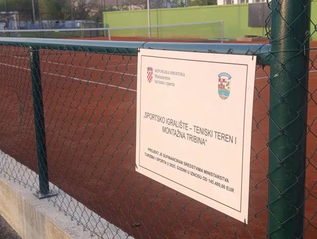 Tablna na ogradi terenafoto: Marija Le&scaron;ić Omerović