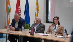 U predvorju Gradske knjižnice i čitaonice predstavljena je knjige o kuminističkim zločinima nakon 1945. godine "Vinkovački petak trinaesti: Zločini jednoumlja 1945. godine u vinkovačkom kraju", mlade vinkovačke povjesničarke Lee Fabijan.