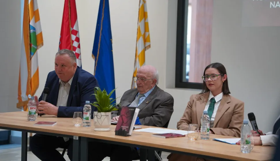 U predvorju Gradske knjižnice i čitaonice predstavljena je knjige o kuminističkim zločinima nakon 1945. godine "Vinkovački petak trinaesti: Zločini jednoumlja 1945. godine u vinkovačkom kraju", mlade vinkovačke povjesničarke Lee Fabijan.