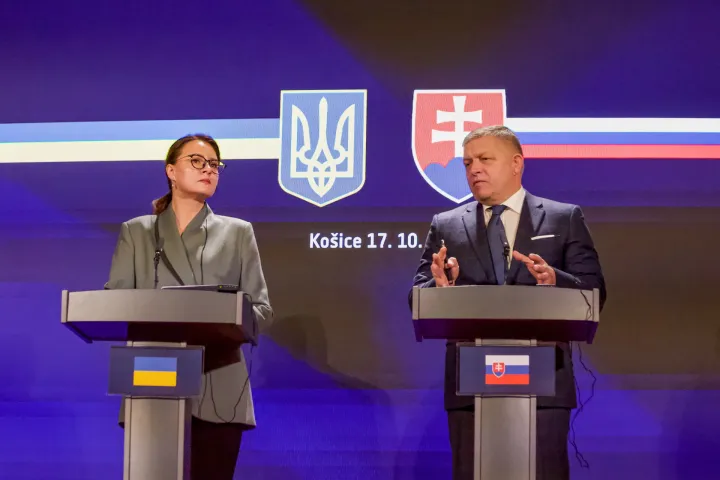 epa12460215 Ukrainian Prime Minister Yulia Svyrydenko (L) and Slovak Prime Minister Robert Fico give a joint press conference following an intergovernmental meeting of Ukraine's and Slovakia's governments in Kosice, Slovakia, 17 October 2025. EPA/ZUZANA GOGOVA