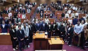 Zagreb, 06.05.2025 - Predsjednik Hrvatskoga sabora Gordan Jandroković otvorio je 12. simuliranu sjednicu Hrvatskoga sabora za učenike srednjih &scaron;kola. Uvodno su dodijeljene nagrade učenicima osnovnih i srednjih &scaron;kola koji su ostvarili najbolje rezultate na kvizu "Koliko poznaje&scaron; Hrvatski sabor?". Tema ovogodi&scaron;nje simulirane sjednice je "Zakon o turizmu" a sudjelovalo je 160 učenika - zastupnika i 2 učenika u ulozi tajnika i zamjenice tajnika simulirane sjednice. Na slici predsjednik Hrvatskog sabora Gordan Jandroković i učenici zastupnici.foto HINA/ Damir SENČAR/ ds