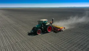 U tijeku je proljetna sjetva na oranicama Podravke Agri, koja se odvija u optimalnim uvjetima zahvaljujući dovoljnim količinama vlage i povoljnim vremenskim prilikama, izvijestili su u petak iz te poljoprivredne kompanije, a među ostalim su naveli i da planiraju veću proizvodnju krumpira nego lani zbog potreba domaćeg trži&scaron;ta. 