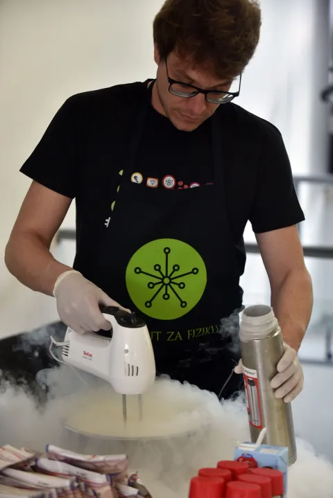 Mali&scaron;ani se uvjerili da je znanost zabavna, odu&scaron;evio ih je zračni top izrađen od plastičnog bureta