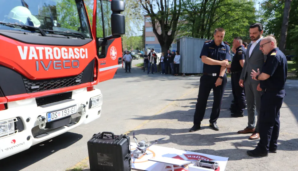 Osijek, 17. 04. 2026, Obilazak radova na energetskoj obnovi zgrade i uručivanje navalnog vozila Javnoj vatrogasnoj postrojbi Grada Osijeka. Goran Ivković, zapovjednik JVP Grada Osijeka i Dragan Vulinsnimio GOJKO MITIĆ