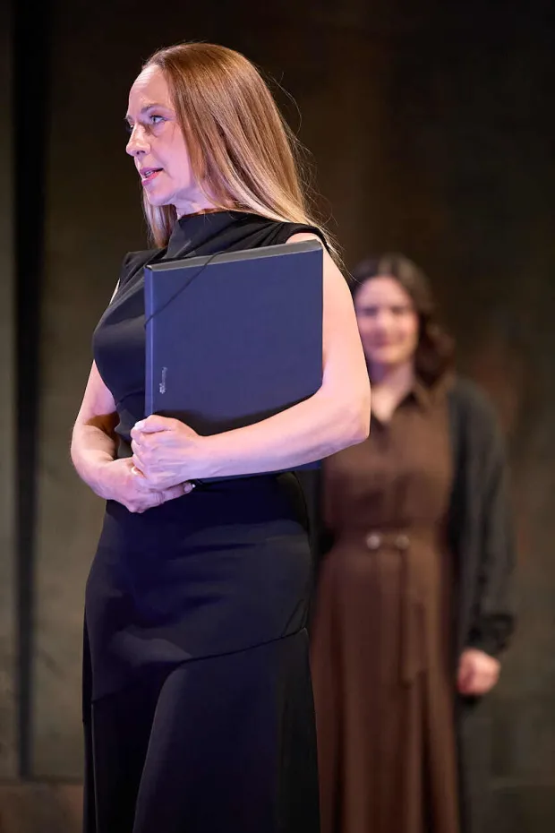 U prepunom HNK-u Osijek održana je dugoi&scaron;čekivana premijera predstave "Kolumne zaboravljene djece" Mate Mati&scaron;ića