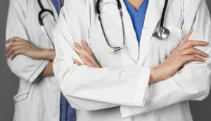 liječnik liječnica doktor bolnica medicina stetoskop kuta ilustracija freepik