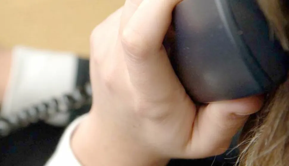 ?RIJEKA, 27.10.2005. RUKE, ZARAZA, telefon  SNIMIO PETAR FABIJAN------2 st color ekonomija 