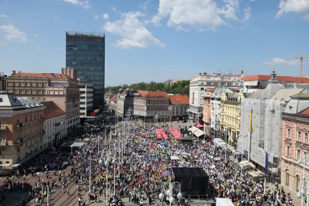 18.4.2026., Zagreb - Pogled na kolonu prosvjednika "Hrvatska zajedno za vece place i mirovine" u organizaciji Saveza samostalnih sindikata Hrvatske (SSSH), Nezavisnog hrvatskog sindikata (NHS) i Matice hrvatskih sindikata (MHS) te Sindikata umirovljenika Hrvatske (SUH). Prosvjedom se poziva gradjane na podrsku u borbi protiv malih placa i mirovina, visokih zivotnih troskova, korupcije i sive ekonomije. Photo: Emica Elvedji/PIXSELL
