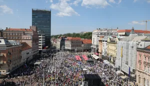 18.4.2026., Zagreb - Pogled na kolonu prosvjednika "Hrvatska zajedno za vece place i mirovine" u organizaciji Saveza samostalnih sindikata Hrvatske (SSSH), Nezavisnog hrvatskog sindikata (NHS) i Matice hrvatskih sindikata (MHS) te Sindikata umirovljenika Hrvatske (SUH). Prosvjedom se poziva gradjane na podrsku u borbi protiv malih placa i mirovina, visokih zivotnih troskova, korupcije i sive ekonomije. Photo: Emica Elvedji/PIXSELL