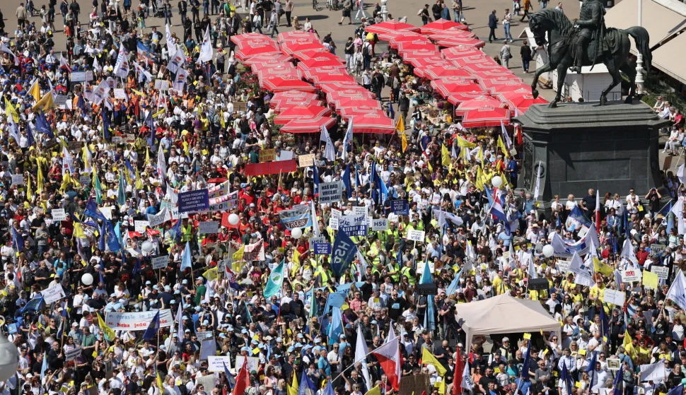 18.4.2026., Zagreb - Pogled na kolonu prosvjednika "Hrvatska zajedno za vece place i mirovine" u organizaciji Saveza samostalnih sindikata Hrvatske (SSSH), Nezavisnog hrvatskog sindikata (NHS) i Matice hrvatskih sindikata (MHS) te Sindikata umirovljenika Hrvatske (SUH). Prosvjedom se poziva gradjane na podrsku u borbi protiv malih placa i mirovina, visokih zivotnih troskova, korupcije i sive ekonomije. Photo: Emica Elvedji/PIXSELL