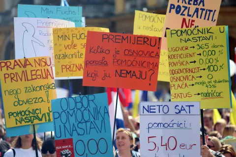 Zagreb, 18.04.2026. - Savez samostalnih sindikata Hrvatske (SSSH), Nezavisni hrvatski sindikati (NHS) i Matica hrvatskih sindikata (MHS) te Sindikat umirovljenika Hrvatske (SUH) organizirali su prosvjed "Hrvatska zajedno za veće plaće i mirovine". Na fotografiji okupljanje kod HNK. foto HINA/ Lana SILVAR DOMINIĆ/ tm