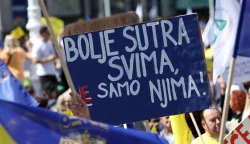 Zagreb, 18.04.2026. - Savez samostalnih sindikata Hrvatske (SSSH), Nezavisni hrvatski sindikati (NHS) i Matica hrvatskih sindikata (MHS) te Sindikat umirovljenika Hrvatske (SUH) organizirali su prosvjed "Hrvatska zajedno za veće plaće i mirovine" na Trgu bana Jelačića. foto HINA/ Lana SLIVAR DOMINIĆ/ lsd