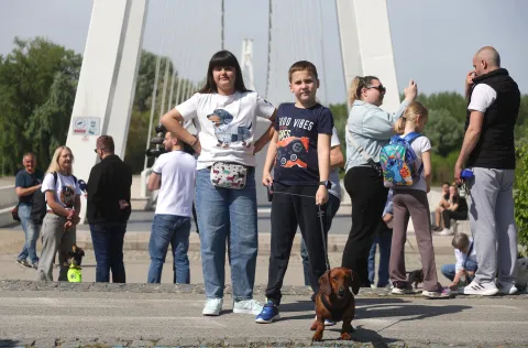 Osijek, 19. 04. 2026., Pje&scaron;ački most, prva &scaron;etnja niskopodnih pasa, niskopodni psi, jazavčar, Dunja; Marko; MimiSNIMIO BRUNO JOBST