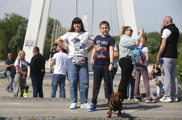 Osijek, 19. 04. 2026., Pje&scaron;ački most, prva &scaron;etnja niskopodnih pasa, niskopodni psi, jazavčar, Dunja; Marko; MimiSNIMIO BRUNO JOBST