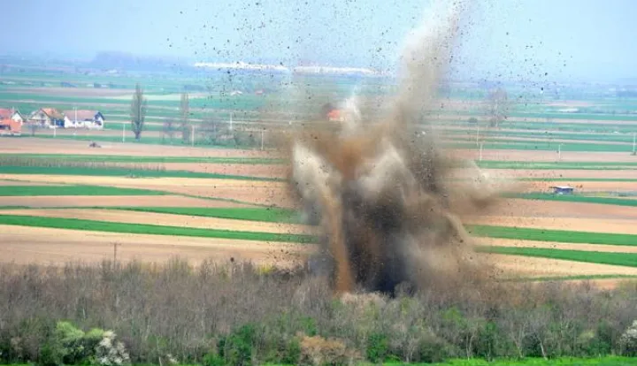slavonija...brsadin-vukovar...21.04.2013.avio bomba ostala skrivena u tzv. lijevku, uredjaju za iskrcavanje robe iz silosa djergaj; pirotehnicari protueksplozijske zastite mup-a danas su ju prevezli kamionom na pripremljeno mjesto za unistavanje, te ju i unistili tocno kako su i planirali proteklih 5 mjesecifoto gordan panic