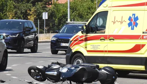 RIJEKA,14.07. 2025. RIJEKAPROMETNA NESRECA U KOJOJ SU SUDJELOVALI AUTOMOBIL KIA I SKUTER PIAGGIO DOGODILA SE DANAK OKO 12 SATI NA KRIZANJU ZVONIMIROVE I ULICE RIKARDA BENCICA KOD NOVOG LISTA. PREMA PRVIM SAZNANJIMA NA SKUTERU SU SE VOZAC I SUVOZACICA, NA TERENU SU EKIPE HITNE MEDICINSKE POMOCI KOJI PRUZAJU POMOC OZLJEZENIMA DOK POLICIJA REGULIRA TRENUTNO OTEZAN PROMET TIM INACE VRLO FREKFENTNIM RASKRSCEM.SNIMIO SERGEJ DRECHSLER
