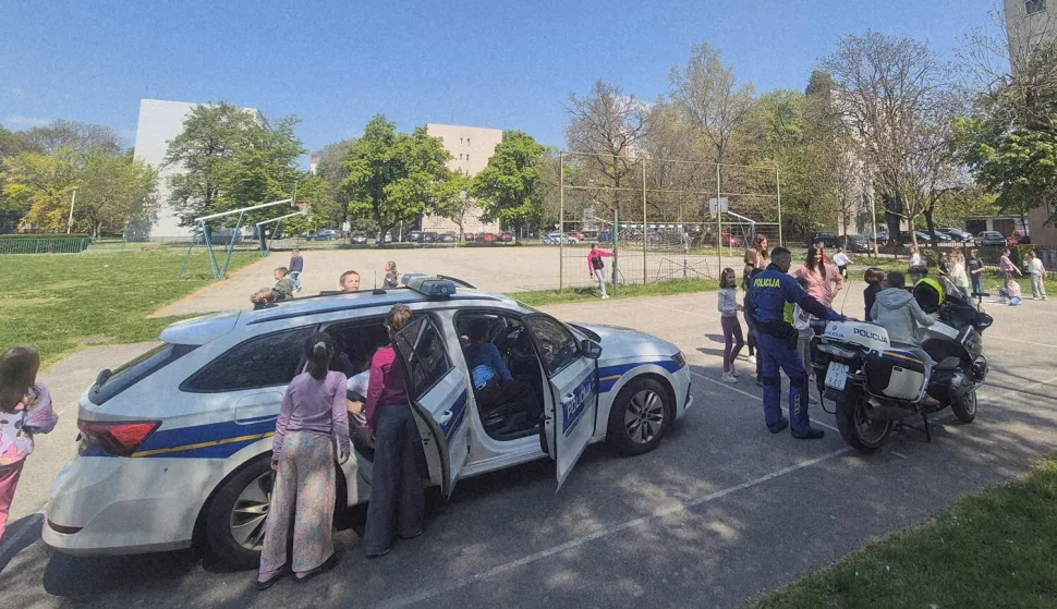 U osječkoj O&Scaron; Vijenac policija kroz igru učenicima nižih razreda približila pravila sigurnog pona&scaron;anja u prometu