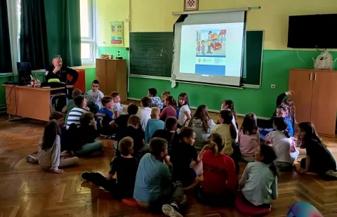 U osječkoj O&Scaron; Vijenac policija kroz igru učenicima nižih razreda približila pravila sigurnog pona&scaron;anja u prometu