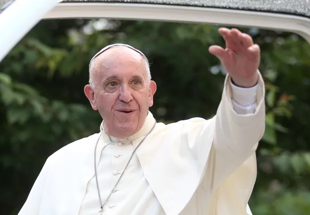 06.06.2015., Sarajevo, Bosna i Hercegovina - Sluzbeni posjet pape Franje Sarajevu. Ovo je treci papinski posjet Bosni i Hercegovini. Prethodni posjeti pape Ivana Pavla II bili su pastoralni dok je posjet pape Franje primarno drzavnicki te ga ocekuje zgusnut raspored s dvosatnim misnim slavljem na stadionu Kosevo. Papa Franjo odlazi gradskim ulicama u svom papomobilu u Nadbiskupijski centar za pastoral mladih "Ivan Pavao II".rPhoto: Igor Kralj/PIXSELL